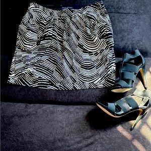 Banana Republic Factory Black/White printed skirt with Pockets